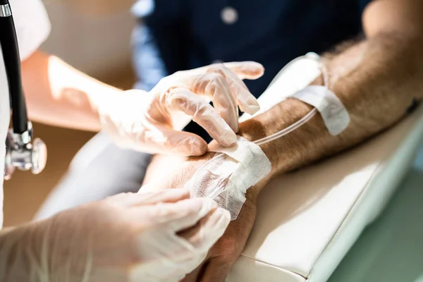 Enfermeira Médico Exemplifica Cateter Paciente Oncológico Para Quimioterapia — Fotografia de Stock