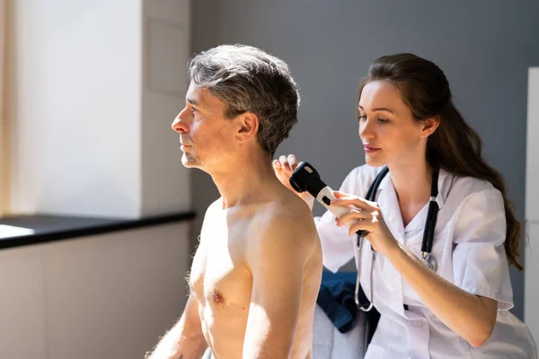 Dermatologis Memeriksa Alergi Kulit Dan Masalah Pigmen — Stok Foto
