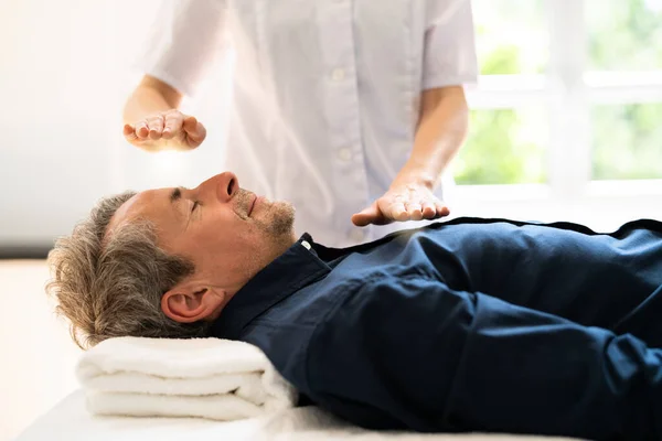 Reiki Therapy Alternative Healing Massage Man — Stock Photo, Image