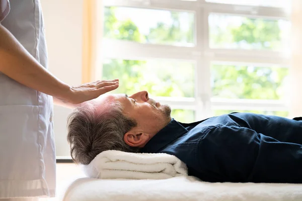 Reiki Terapia Alternativa Cura Massagem Para Homem — Fotografia de Stock