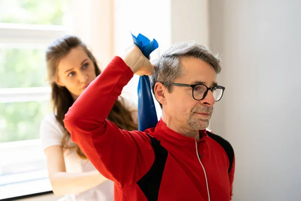 Terapia Estiramiento Banda Rehabilitación Del Hombre Anciano Después Una Lesión — Foto de Stock