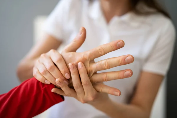 Réflexologie Massage Des Mains Physiothérapie Homme Âgé Ayant Une Thérapie — Photo