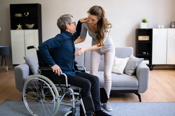 Pielęgniarka Opiekująca Się Starszym Pacjentem Wózku Inwalidzkim — Zdjęcie stockowe