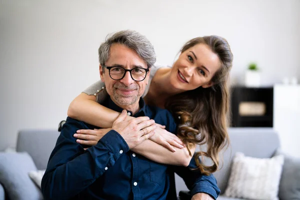 Sourire Soins Homme Âgé Par Infirmière Médicale — Photo