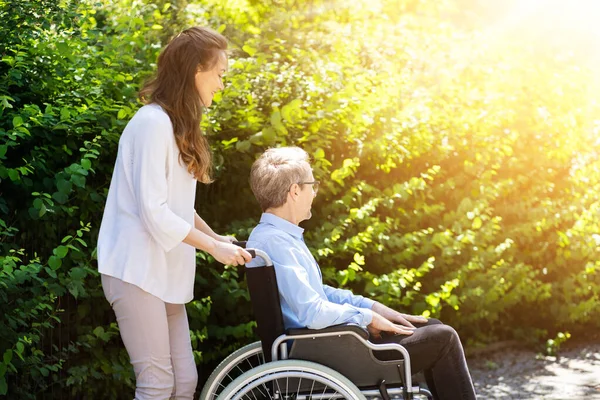 Äldre Patientvård Utanför Äldre Man Rullstol — Stockfoto