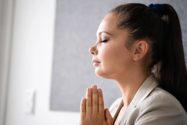 Pensando Mulher Contemplativa Oração Religiosa Feminina — Fotografia de Stock