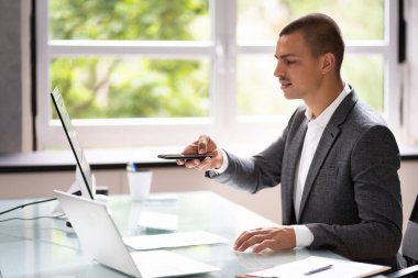 Uzaktan Denetim Mevduat Fotoğrafı Cep Telefonu ile Çekiyor