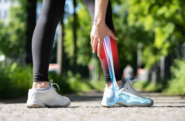 Baldır yaralanması ve kramp ağrısı. Spor Sporcusu Koşusu