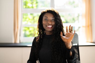 Kadın Portresi Video Konferansında Selam Veriyor