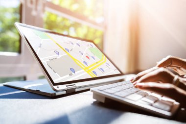 Evdeki Laptop 'ta GPS Haritası ve Navigasyon Noktaları Kullanan Kadın