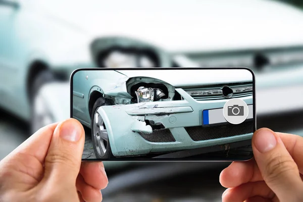 Ręka Robi Zdjęcie Wypadku Samochodowego Przez Smartfon — Zdjęcie stockowe
