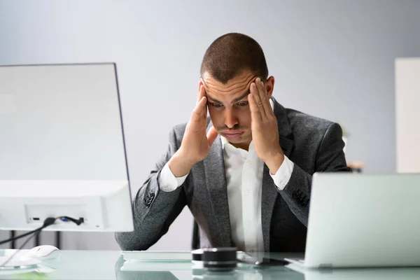 Molesto Hombre Preocupado Usando Ordenador Portátil Oficina —  Fotos de Stock