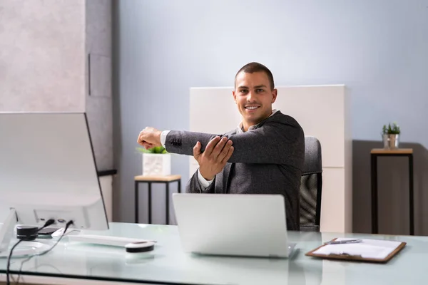 Man Gör Stretching Övning Vid Skrivbordet Arbetar Dator — Stockfoto