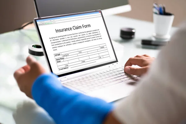 Broken Arm Injured Worker Compensation Coverage Using Office Laptop — Stock Photo, Image