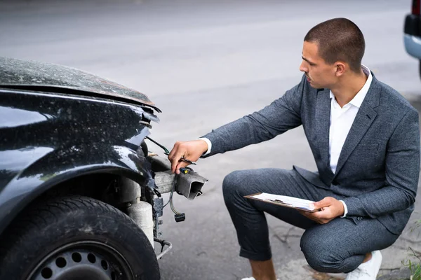Insurance Agent Examining Car Accident Crash — Stock Photo, Image