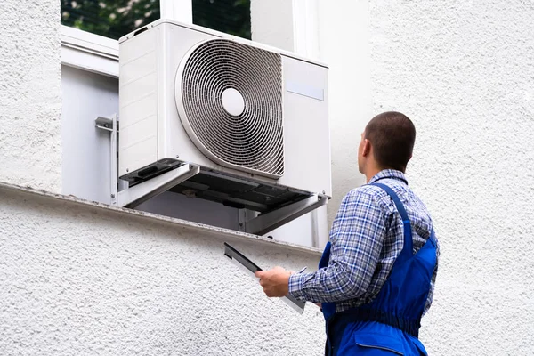 Comprobación Inspección Del Compresor Del Aparato Condición Aire Afuera — Foto de Stock