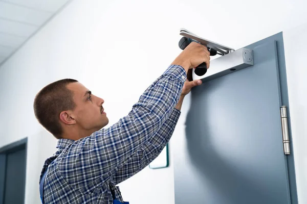 Handyman Instalando Fixando Porta Automática Mais Perto Manutenção Serviço — Fotografia de Stock