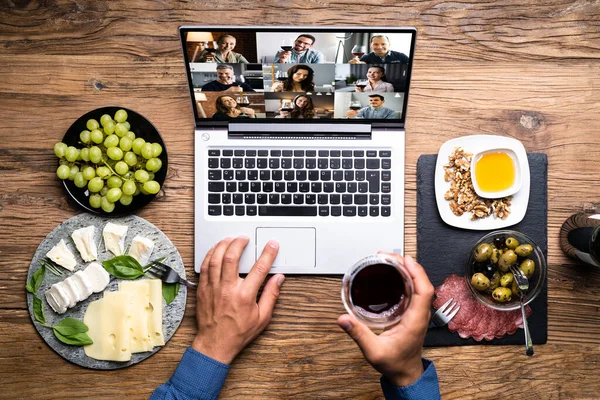 Cyfrowe Degustacje Win Wirtualna Kolacja Przy Użyciu Laptopa — Zdjęcie stockowe