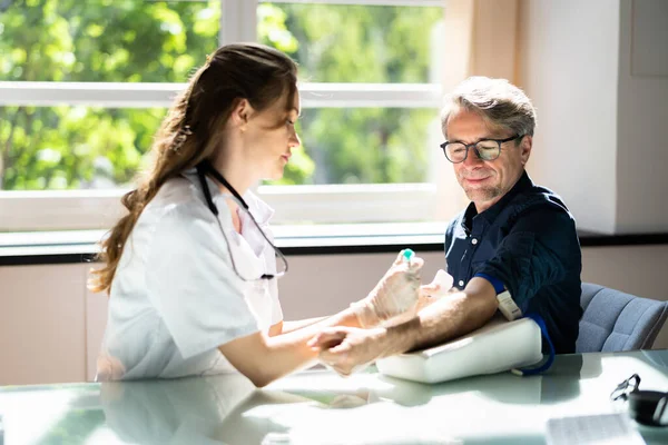 Médico Que Mede Pressão Arterial Paciente Masculino — Fotografia de Stock