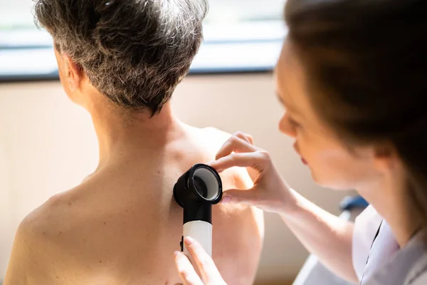 Dermatologista Verificando Alergia Pele Problemas Pigmento — Fotografia de Stock