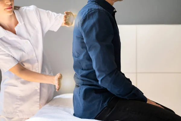 Θεραπεία Reiki Εναλλακτικό Θεραπευτικό Μασάζ Για Άντρα — Φωτογραφία Αρχείου