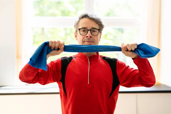 Homme Âgé Bande Réadaptation Stretch Thérapie Après Une Blessure Épaule — Photo