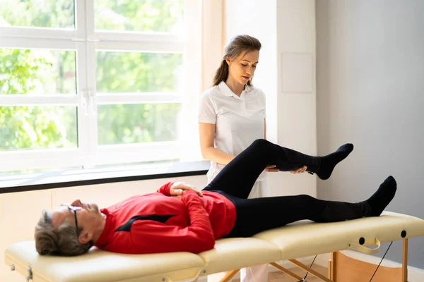理学療法士膝の治療と老人のための理学療法 — ストック写真