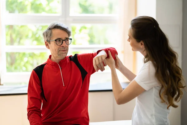 Masaż Fizykoterapii Urazie Sportowym Rehabilitacja Pacjenta — Zdjęcie stockowe