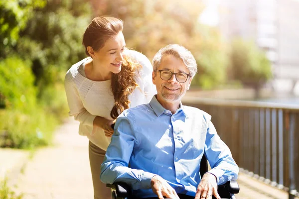 Senior Care Rolstoeltransport Glimlachende Vrouw Duwt Oudere Man — Stockfoto