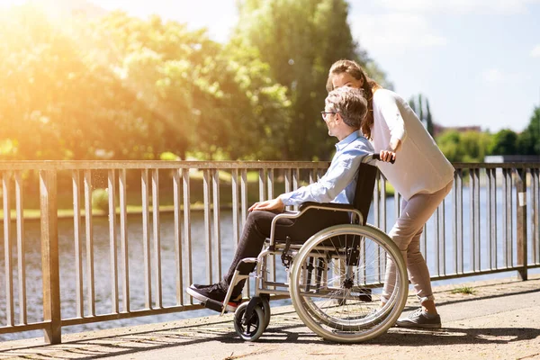 Soins Aux Personnes Âgées Transport Fauteuil Roulant Femme Souriante Poussant — Photo