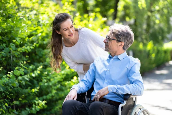 Opieka Nad Starszym Pacjentem Zewnątrz Starszy Mężczyzna Wózku Inwalidzkim — Zdjęcie stockowe