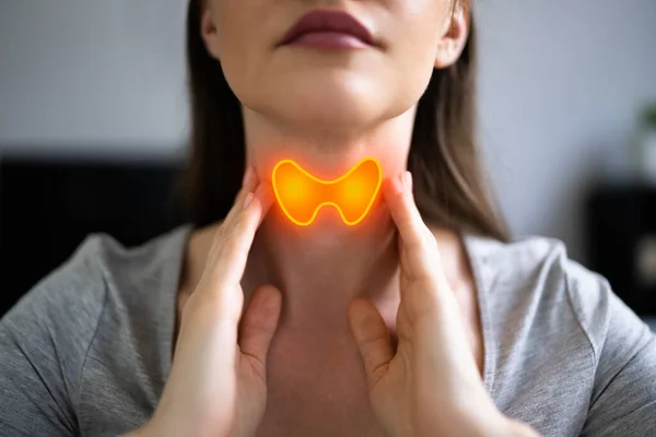 甲状腺腺唾液疾病 有Sore Throat的女人 — 图库照片