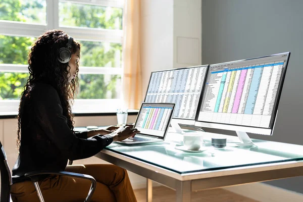 Data Analist Afrikaanse Vrouw Met Behulp Van Spreadsheet Computer — Stockfoto