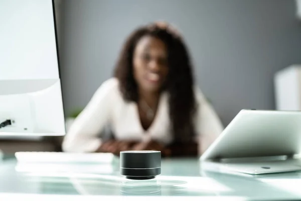 Usando Altavoz Inteligente Asistente Voz Asistente Escucha Oficina — Foto de Stock