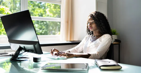 African American Black Woman Using Computer Inglés Trabajador Discapacitado Con —  Fotos de Stock