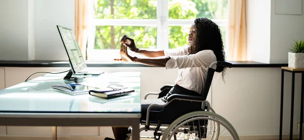 Mujer Africana Discapacitada Estirándose Escritorio Trabajando Silla Ruedas — Foto de Stock