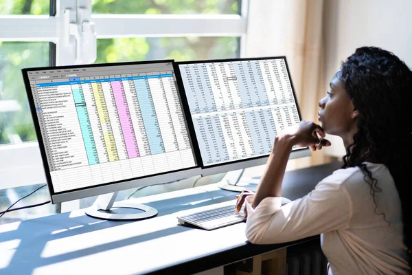 Data Analyst African Woman Using Spreadsheet Computer — 스톡 사진