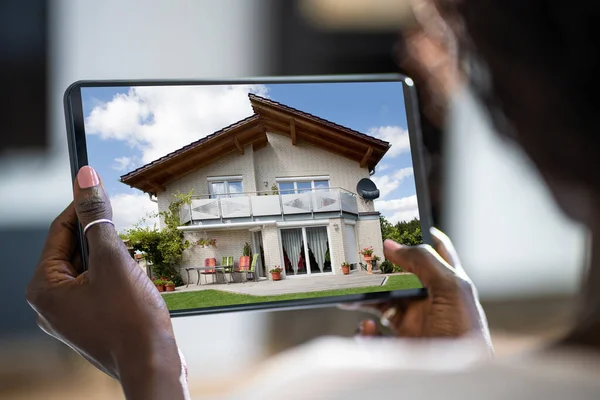 Afroamerikaner Suchen Haus Zum Kauf Auf Tablet Computer — Stockfoto