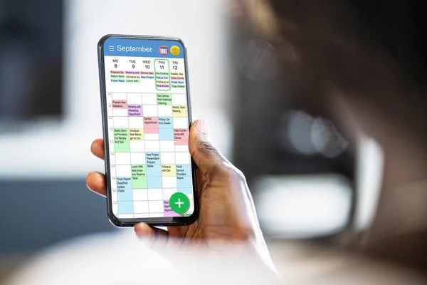 Executive Använda Digital Kalender Agenda Surfplatta — Stockfoto