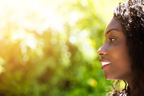 アフリカ系アメリカ人女性の呼吸きれいな空気の匂い — ストック写真