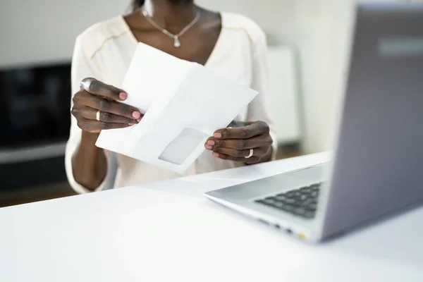 Mujer Africana Sosteniendo Correo Carta Postal —  Fotos de Stock