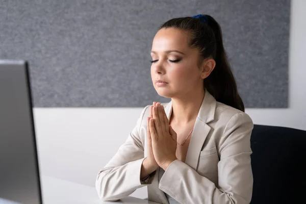 Denkende Nadenkende Contemplatieve Vrouw Religieus Vrouwelijk Gebed — Stockfoto