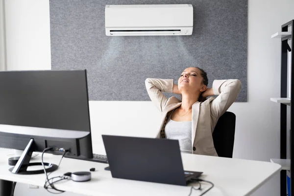 Mujer Negocios Feliz Trabajando Oficina Con Aire Acondicionado —  Fotos de Stock