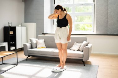 Diyet Kontrolünden Sonra Kilo Ölçekli Üzgün Kadın