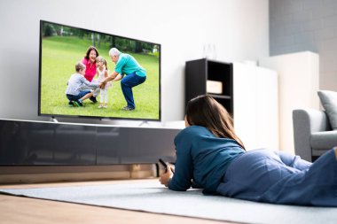 Televizyon ya da Televizyon Odası Kanepenin Yanındaki Ev