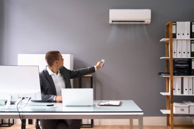Ofiste Klimalı İşadamı