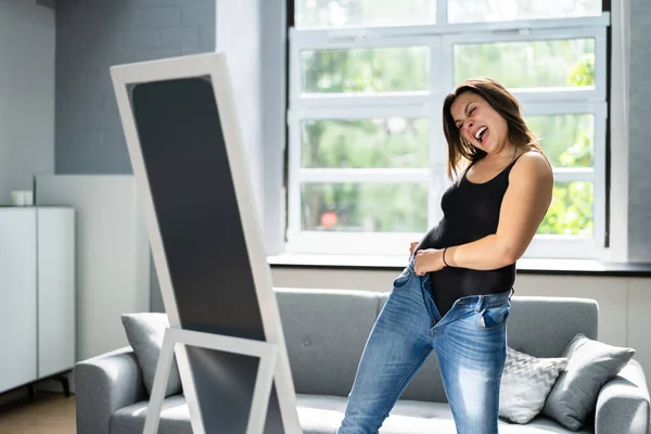 Mulher Lutando Com Jeans Apertados Ganho Peso — Fotografia de Stock