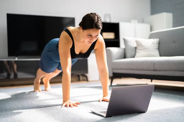 Mulher Fazendo Exercícios Fitness Online Casa — Fotografia de Stock