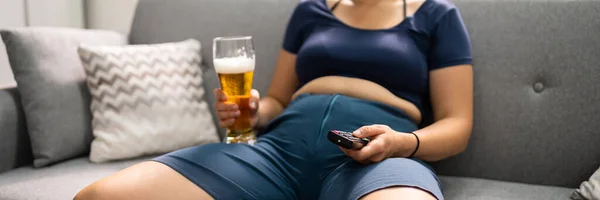 Trop Manger Malbouffe Boire Bière Regarder Télévision — Photo
