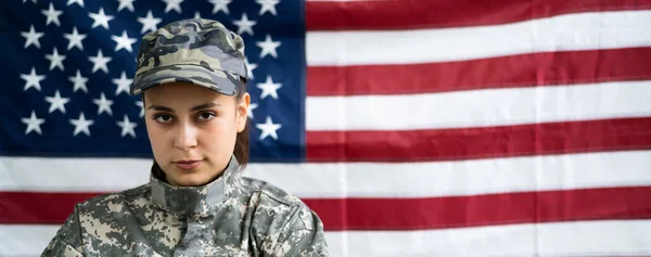 Amerikai Hadsereg Katona Veterán Portré Zászlóval — Stock Fotó